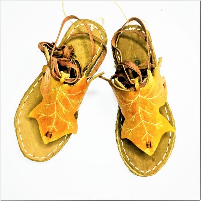 Dikişli Bağcıklı Sarı Sandalet 